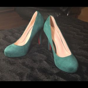 Vero Cuoio Italian Green Suede Pumps